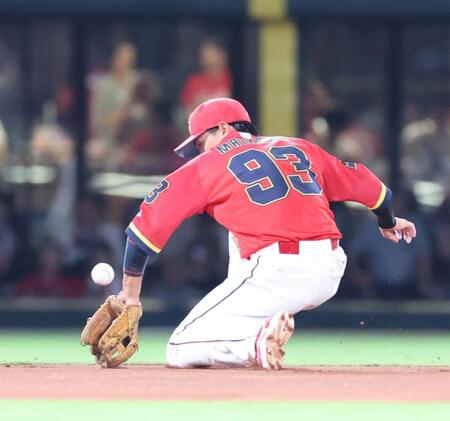 　６回、岡林の打球をはじく前川（撮影・市尻達拡）