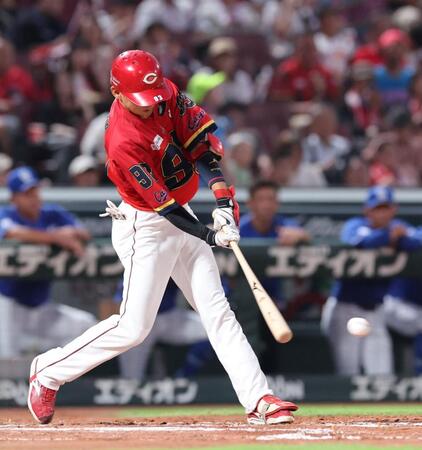 　３回、左前タイムリーを放つ前川（撮影・市尻達拡）