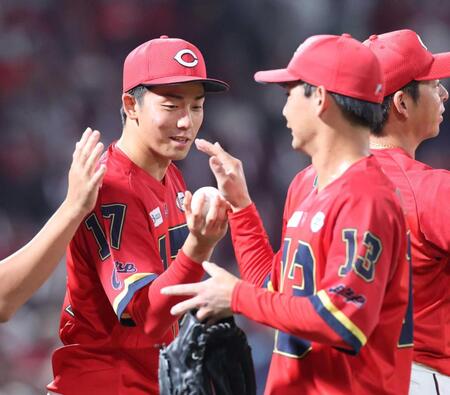 　今季初勝利のウイニングボールを森浦（右）から受け取る常広（撮影・市尻達拡）