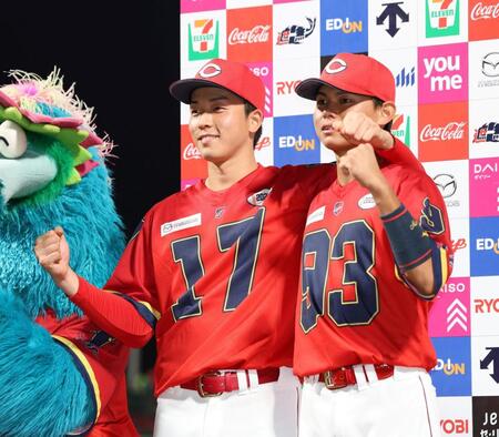 　お立ち台でポーズを決める常広（左）と前川（撮影・市尻達拡）