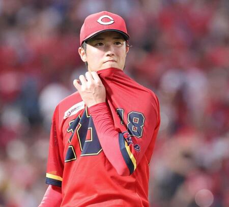 　２３日、中日戦３回に１点を失い汗をぬぐいながらベンチに戻る森下