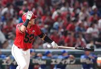 　３回、左越え２ランを放つ末包（撮影・市尻達拡）