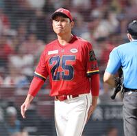 　６回、常広が失点した直後、投手交代を告げる新井監督（撮影・市尻達拡）