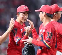 　今季初勝利のウイニングボールを森浦（右）から受け取る常広（撮影・市尻達拡）