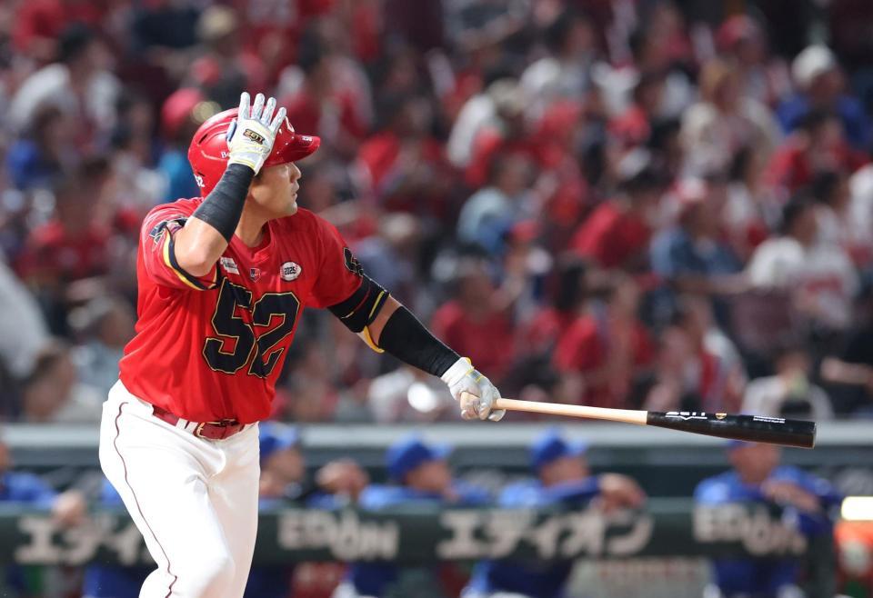 　３回、左越え２ランを放つ末包（撮影・市尻達拡）