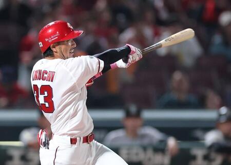 　８回、左翼線へのタイムリー二塁打を放つ菊池（撮影・市尻達拡）