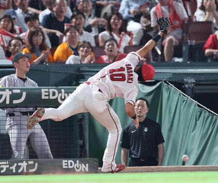 　８回、ファウルゾーンでリチャードの飛球を落球する佐々木（撮影・市尻達拡）