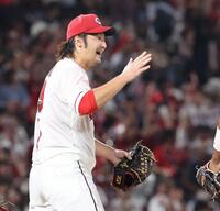 　完投勝利に笑顔でタッチを交わす床田（撮影・市尻達拡）