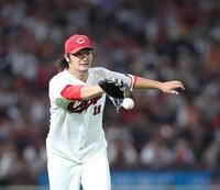 　６回、泉口の二ゴロにグラブを出す床田（撮影・市尻達拡）