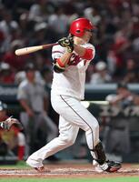 　７回、右前打を放つ床田（撮影・市尻達拡）