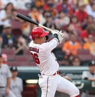 　１回、中前打を放つ中村奨（撮影・市尻達拡）