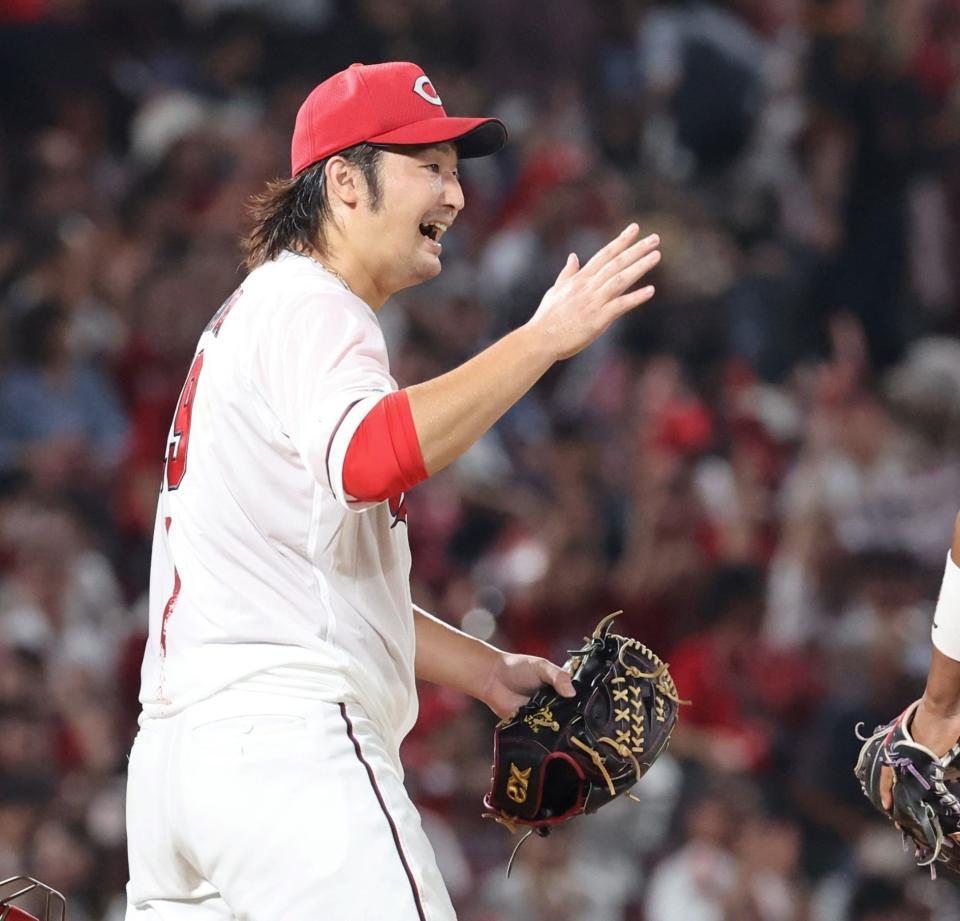 　完投勝利に笑顔でタッチを交わす床田（撮影・市尻達拡）