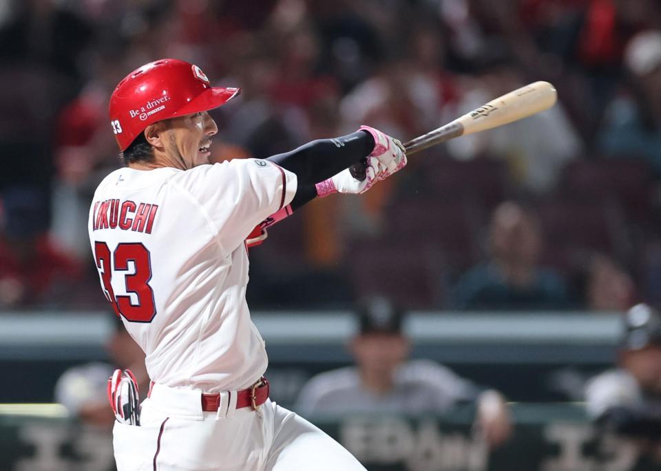 　８回、左翼線へのタイムリー二塁打を放つ菊池（撮影・市尻達拡）