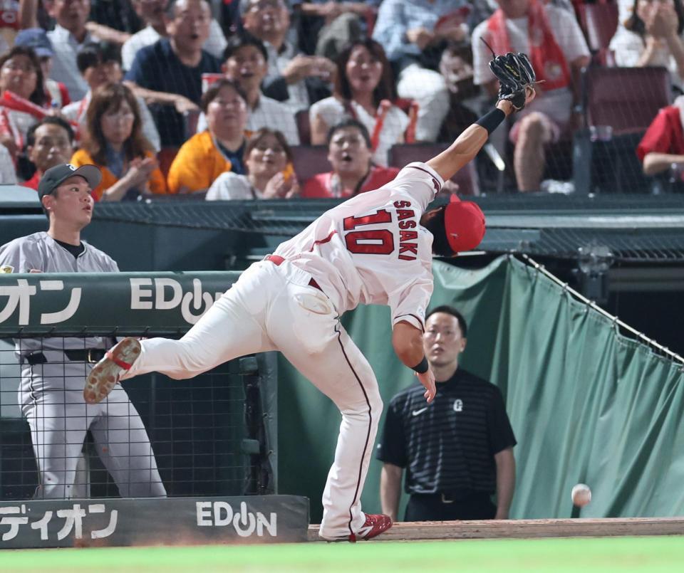 　８回、ファウルゾーンでリチャードの飛球を落球する佐々木（撮影・市尻達拡）