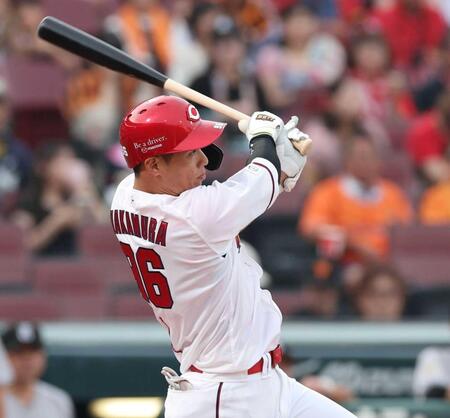 　１回、中前打を放つ中村奨（撮影・市尻達拡）