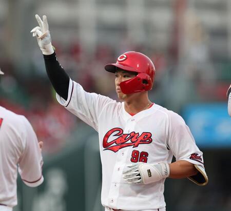 　１回、中前打を放ち、ポーズを決める中村奨（撮影・市尻達拡）