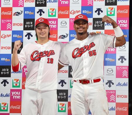 　お立ち台でポーズを決める床田とモンテロ（撮影・市尻達拡）