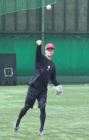 　軽めのキャッチボールを行う森下