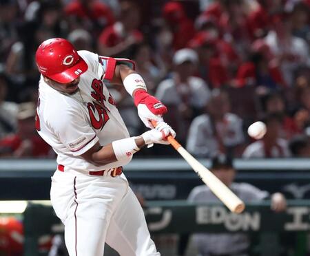 ５回、中犠飛を放つモンテロ（撮影・市尻達拡）