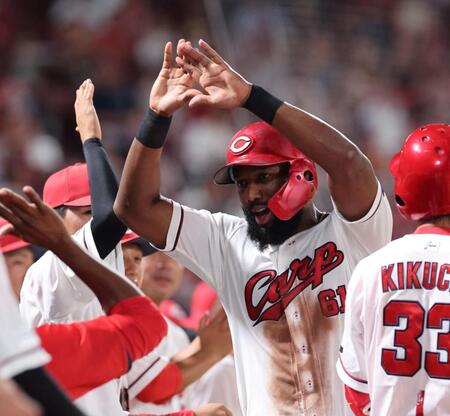 　５回、モンテロの中犠飛で生還し、タッチを交わすファビアン（撮影・市尻達拡）