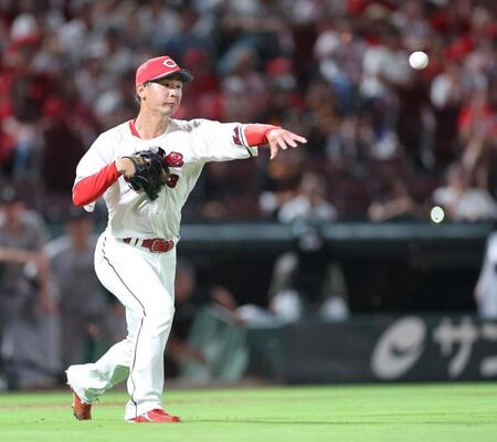 ９回、岡本和真の打球を、一塁へ悪送球する森浦大輔（撮影・市尻達拡）