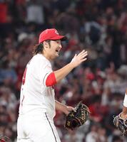 　完投で９勝目を挙げ、笑顔を見せる床田（撮影・市尻達拡）