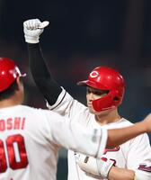 　７回、右前タイムリーを放ち、拳を突き上げる中村奨（撮影・市尻達拡）