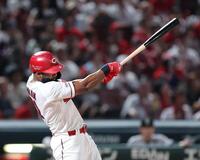 　５回、左前へ２点タイムリーを放つファビアン（撮影・市尻達拡）