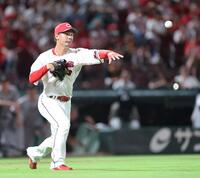 ９回、岡本和真の打球を、一塁へ悪送球する森浦大輔（撮影・市尻達拡）