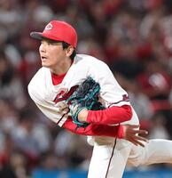 １回無失点と好投する栗林（撮影・市尻達拡）