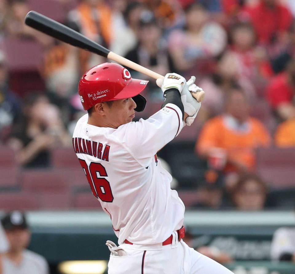 　１回、中前打を放つ中村奨（撮影・市尻達拡）