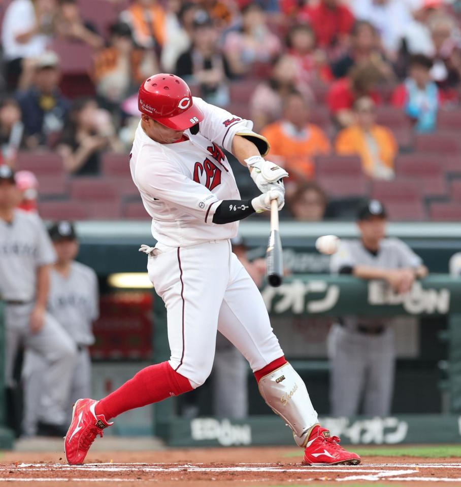 　１回、中前打を放つ中村奨（撮影・市尻達拡）