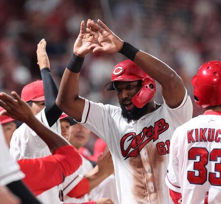 　５回、モンテロの中犠飛で生還し、タッチを交わすファビアン（撮影・市尻達拡）