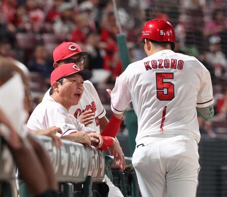 　８回、四球を選んだ小園を出迎える新井監督（撮影・市尻達拡）