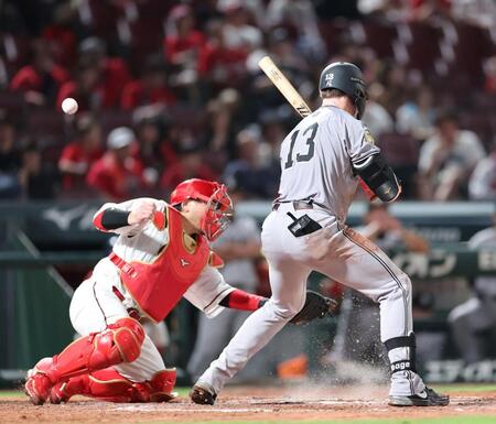 　９回、キャベッジを打席に迎え、森浦の投球をそらす会沢（撮影・市尻達拡）