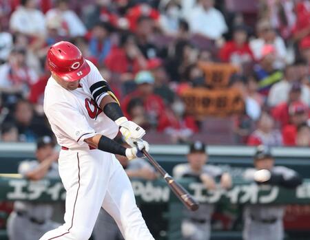 　１回、左越えタイムリー二塁打を放つ末包（撮影・市尻達拡）