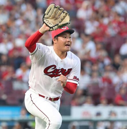 　１回、泉口の一ゴロでベースカバーに走る高（撮影・市尻達拡）