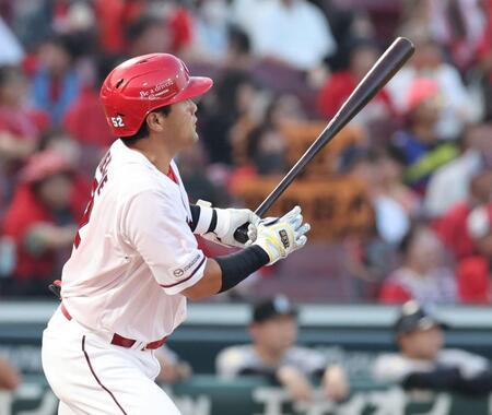 　１回、左越えタイムリー二塁打を放つ末包（撮影・市尻達拡）