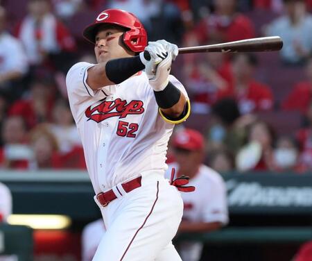 　１回、左越えに適時二塁打を放つ末包（撮影・立川洋一郎）