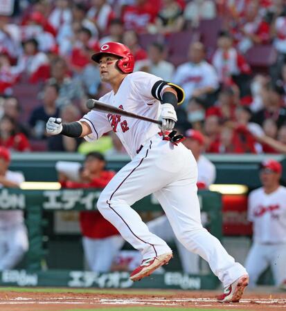 　１回、レフトオーバーの適時二塁打を放つ末包（撮影・立川洋一郎）