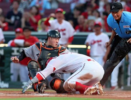 　１回、末包の適時二塁打で本塁へ突入するもタッチアウトになる小園（撮影・立川洋一郎）