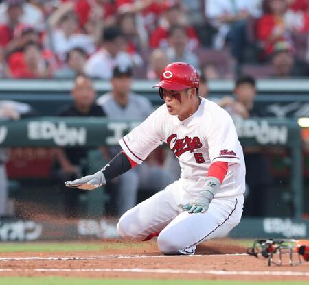 　１回、末包の左越えタイムリー二塁打で本塁を狙い、手から滑り込む小園（撮影・市尻達拡）