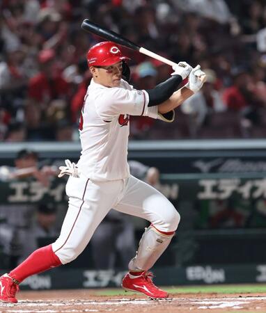 　６回、右前打を放つ中村奨（撮影・市尻達拡）