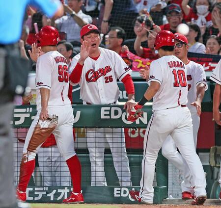 　２回、ファビアンの２点適時打で生還した中村奨（９６）と佐々木（１０）を迎える新井監督（撮影・立川洋一郎）