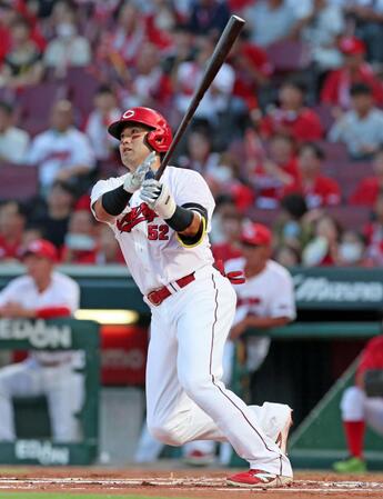 　１回、レフトオーバーの適時二塁打を放つ末包（撮影・立川洋一郎）