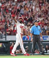 　５回、左前２点タイムリーをは放ったあと、相手失策などで三塁へ進み、ベンチを指さすファビアン（撮影・市尻達拡）