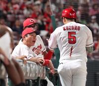 　８回、四球を選んだ小園を出迎える新井監督（撮影・市尻達拡）