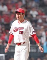 　７回の守備を前に、選手交代を告げる新井監督（撮影・市尻達拡）