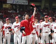 　球団最多ホールド記録を更新し、ファンに手を振る島内（撮影・市尻達拡）