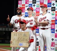 　お立ち台で、岡本（手前）が手作りボードを用意。島内（後列中央）の球団記録を祝うファビアン（後列左）と大瀬良（後列右）＝撮影・市尻達拡